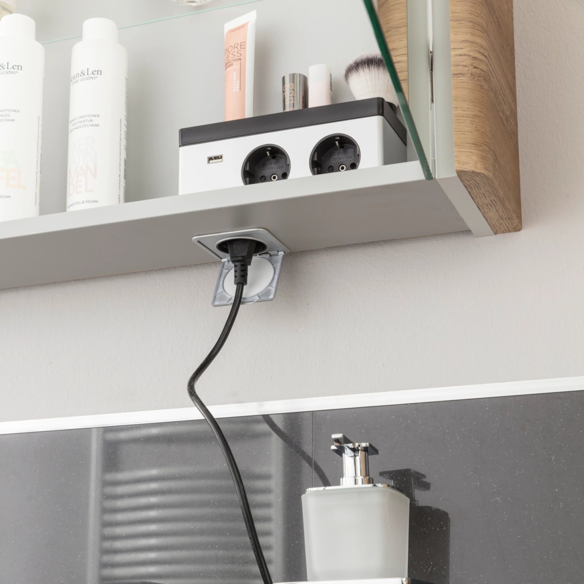 Spiegelschrank L5 | 90 cm mit dimmbarer LED-Leuchte und drei Türen, Weiß Hochglanz